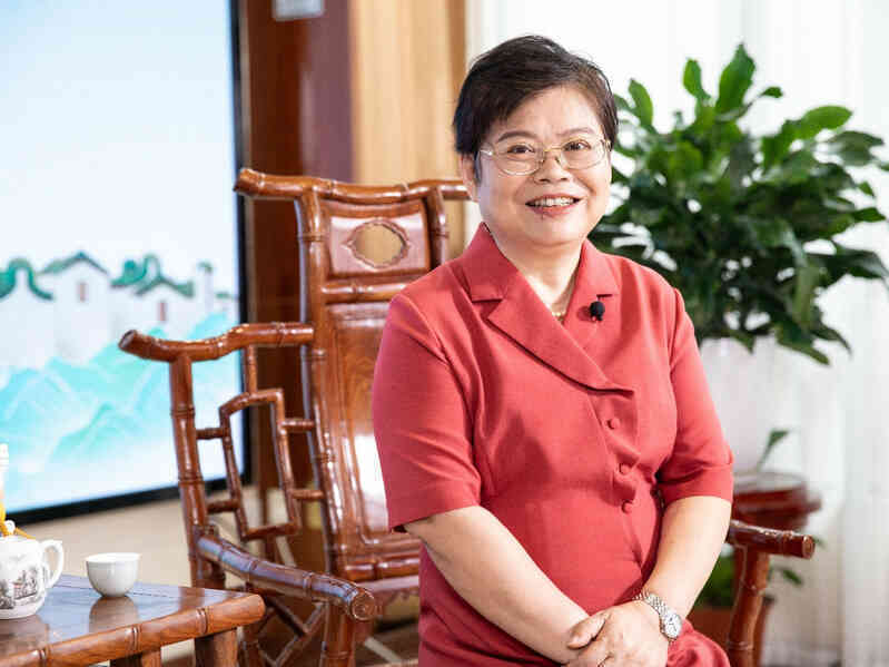 Nữ bác sĩ cạnh tranh với 