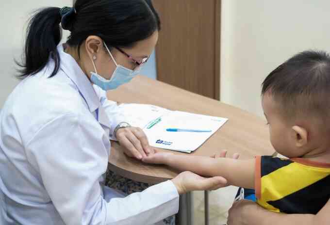 Tại sao trẻ ngứa và nổi mụn nước khi thay đổi thời tiết?