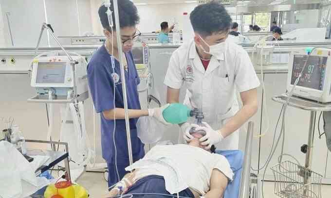 Nhiều người trẻ đột quỵ sau tắm đêm mùa lạnh
