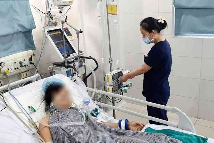 Phổi 4 nạn nhân vụ cháy quán cà phê đen kịt, 2 ca thở máy