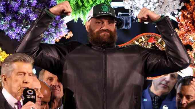 Fury nặng hơn Usyk gần 25 kg