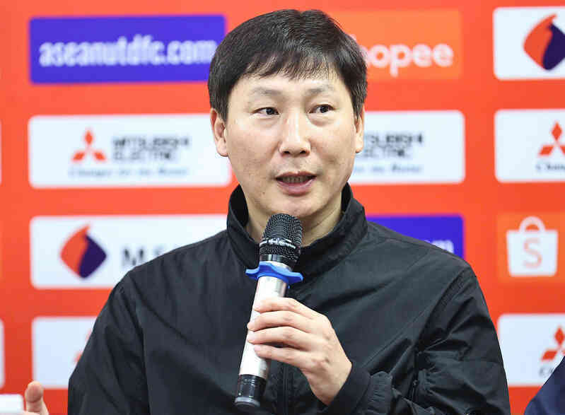 HLV Kim Sang Sik: Xuân Son xin được đá hết trận để tận hưởng