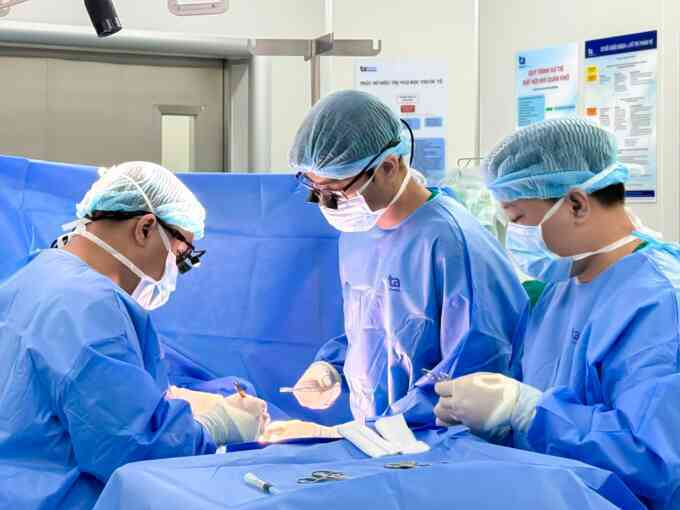 Bé trai bị thoát vị bẹn hai bên