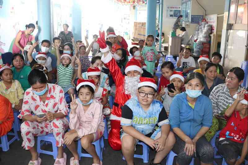 "Con ước một chiếc xe lăn vào Noel này, để mẹ đỡ vất vả"