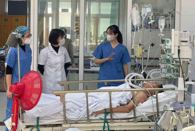 Acetonitrile trong rượu trắng khiến 22 người ngộ độc ở Long Biên