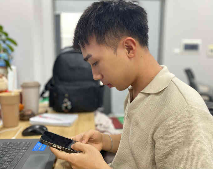Hội chứng cổ rùa do xem điện thoại