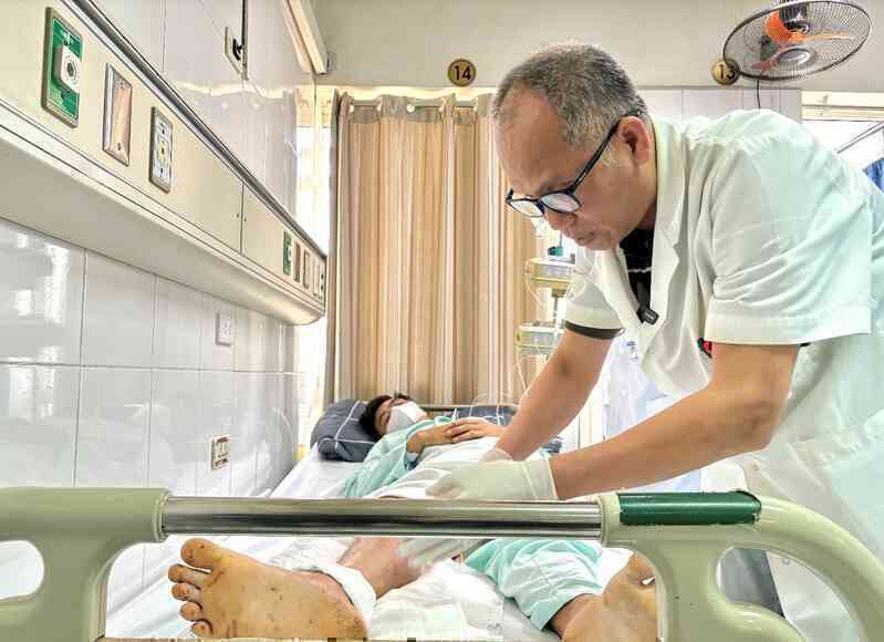 Ca phẫu thuật 5 tiếng cứu bàn chân đứt lìa cho nam thanh niên