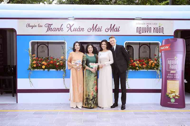Nguyên Xuân đem "Tiệm tóc thanh xuân" đến phố đi bộ Nguyễn Huệ