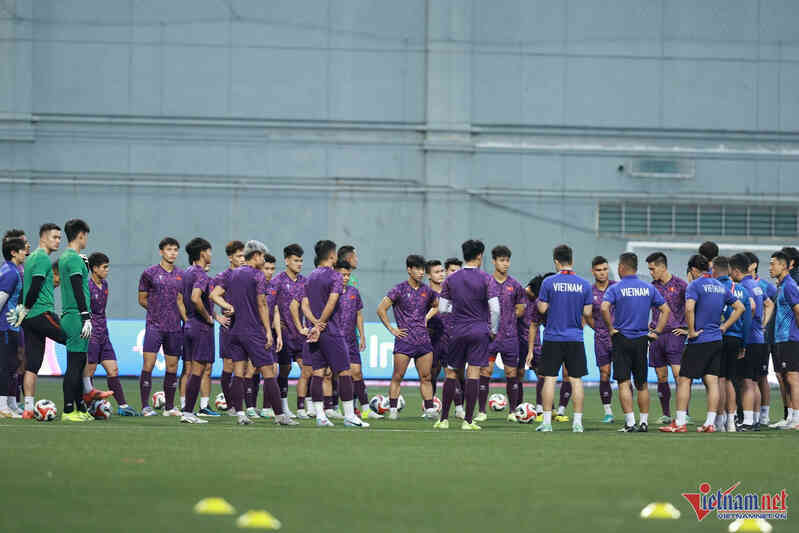 Xuân Son cười tơi rói, tự tin 