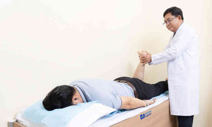 10 năm thay 4 khớp háng