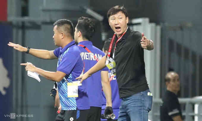 HLV Kim Sang-sik họp báo sau trận thắng Singapore
