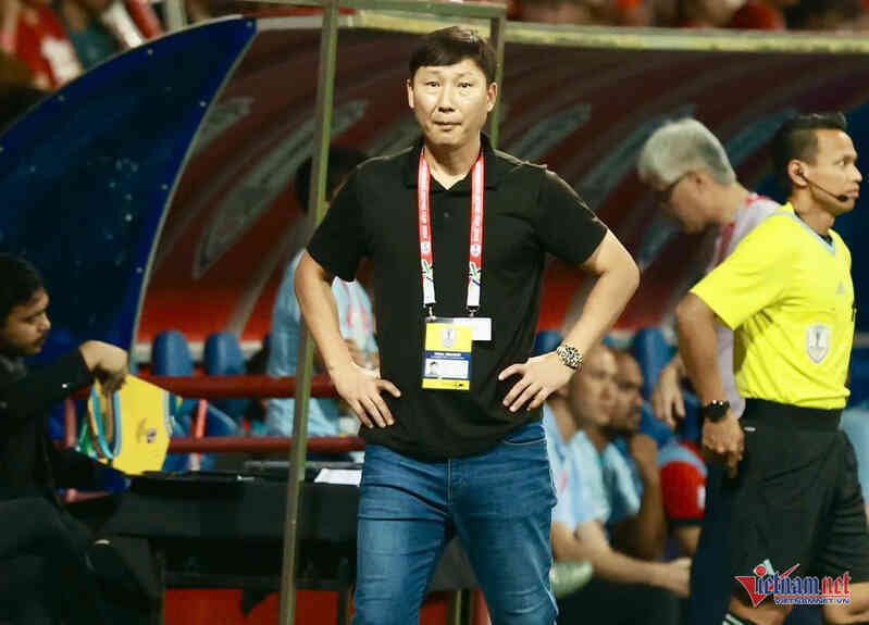 HLV Kim Sang Sik: Tuyển Việt Nam phải cẩn trọng ở trận lượt về
