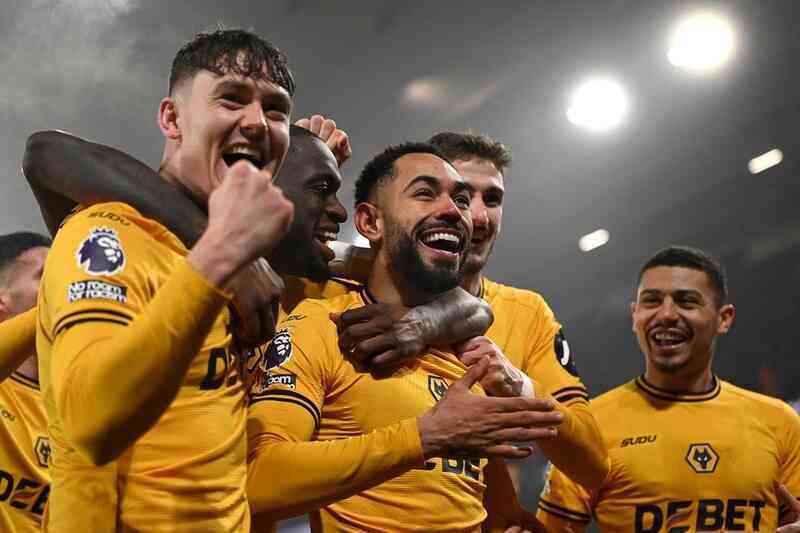 Fernandes bị đuổi, Man Utd gục ngã trên sân Wolves