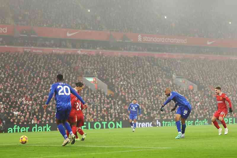 Liverpool đánh bại đội bóng của Van Nistelrooy, ung dung đứng đầu bảng