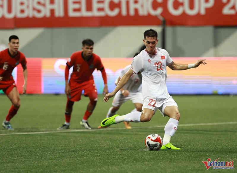 Tiến Linh được Xuân Son nhường đá penalty