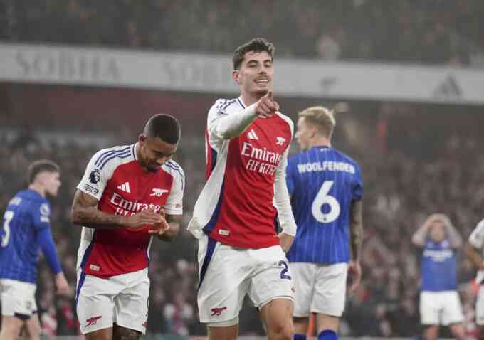 Arsenal lên nhì bảng Ngoại hạng Anh