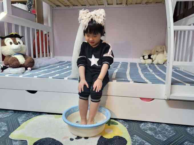Có nên ngâm chân giữ ấm cho trẻ vào mùa đông?