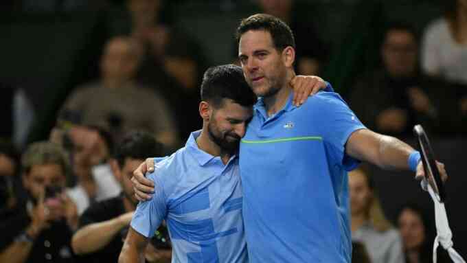 Djokovic bắt chước Nadal khi đấu trận chia tay Del Potro