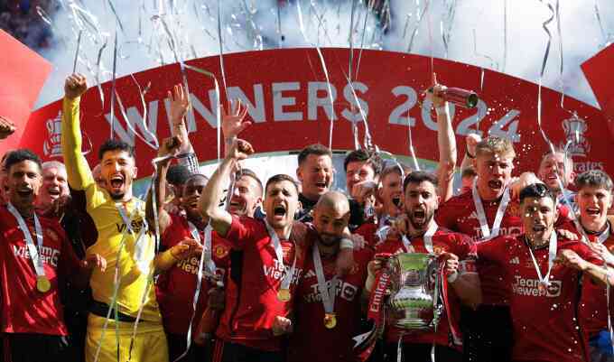 Man Utd chạm trán Arsenal ở vòng ba Cup FA