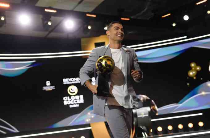Ligue 1 lấy Messi để chễ giễu Ronaldo