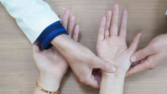 Nguyên nhân tê tay khi lái xe máy