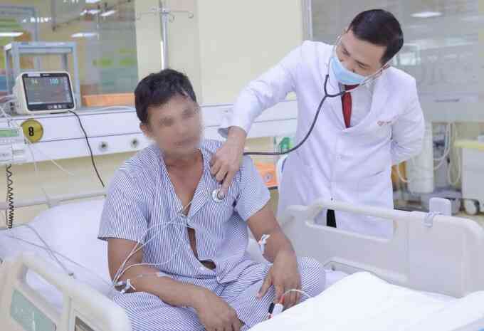 Bị đàn ong vò vẽ bay vào buồng lái xe đốt hơn 50 vết