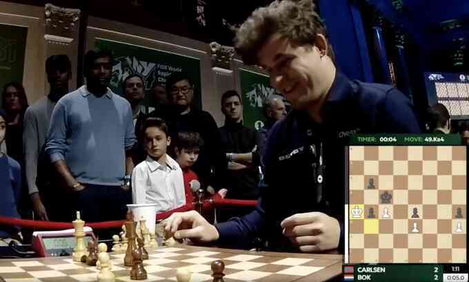 Carlsen bật cười khi mắc bẫy hòa 
