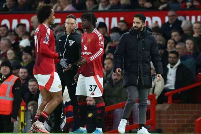 Tiền đạo Man Utd suýt khóc khi bị thay ra hiệp một