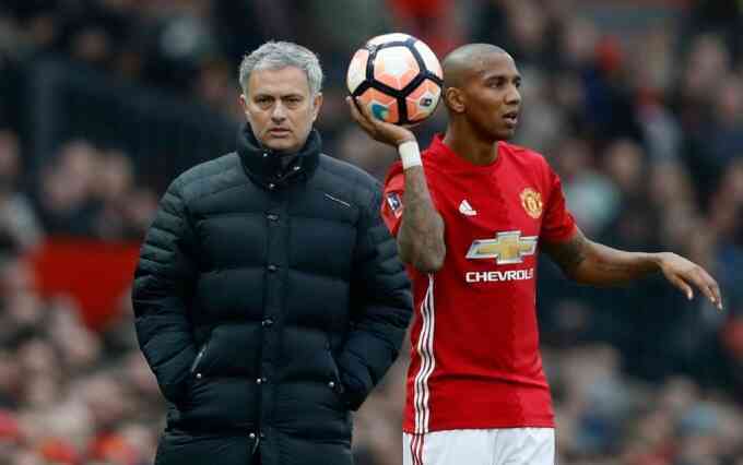 Ashley Young gặp CLB của con trai tại Cup FA