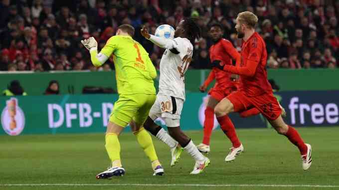 Bayern thua Leverkusen khi Neuer nhận thẻ đỏ