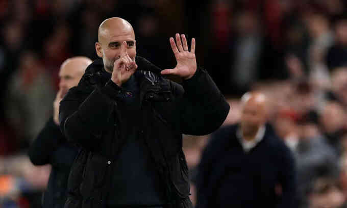 Guardiola lý giải hành động đếm danh hiệu giống Mourinho