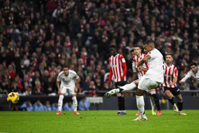 Mbappe đá hỏng phạt đền trong thất bại của Real