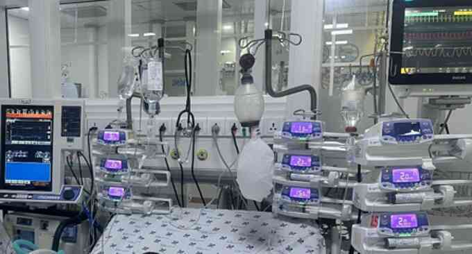 Bé trai sốc tim nguy kịch sau hai ngày sốt nhẹ