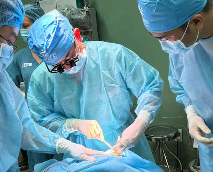 Mũi cô gái biến dạng sau nâng 7 lần sửa