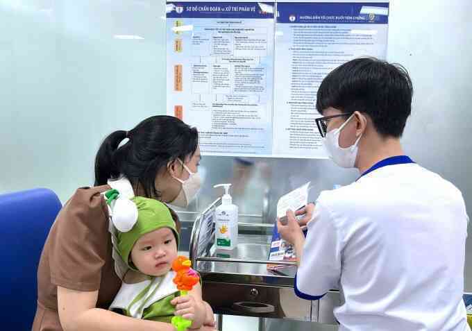 Có nên cho trẻ tiêm ngừa cúm và phế cầu cùng lúc?