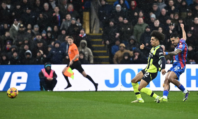 Man City thoát thua Crystal Palace