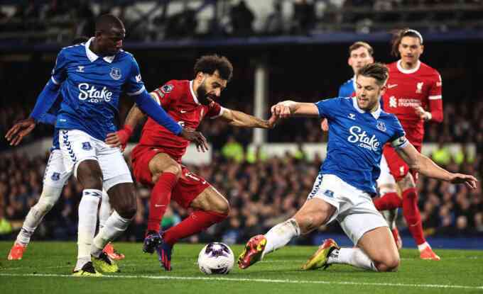 Trận Everton - Liverpool bị hoãn vì bão