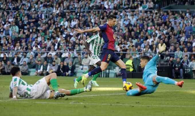 Barca rơi chiến thắng ở phút bù La Liga