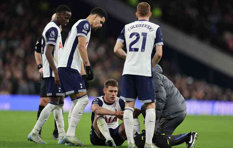 Ngược dòng hạ Tottenham, Chelsea đua vô địch với Liverpool
