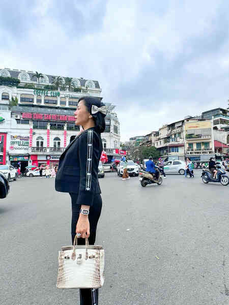 Lệ Quyên xách túi tiền tỷ đi chợ, Cát Tường bị chê tạo dáng ăn nho