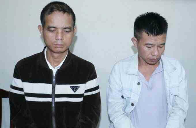 Hai người có 15 bánh heroin bị cảnh sát vây bắt