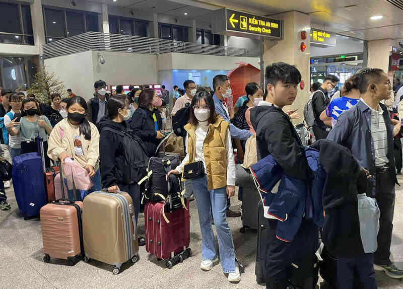Sân bay Tân Sơn Nhất đông nghẹt ngày 24 Tết, nhiều chuyến bay bị chậm