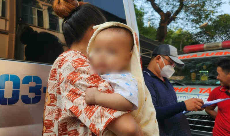 Ngỡ phải ăn Tết ở viện, bé trai mắc ung thư và mẹ nhận tin bất ngờ từ bác sĩ