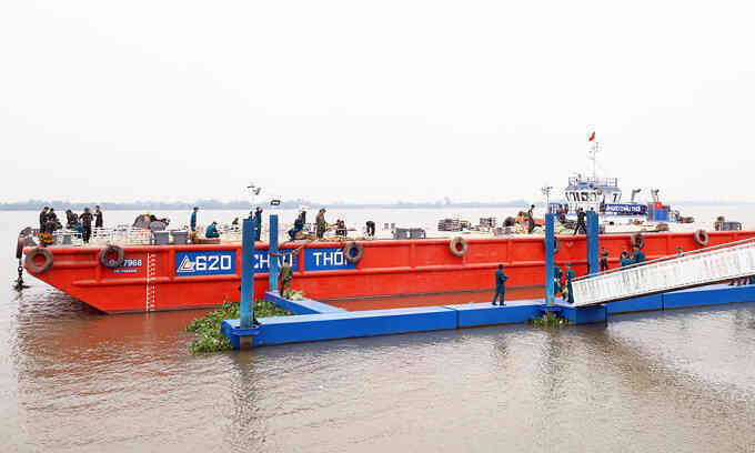 Cần Thơ bắn pháo hoa trên sà lan đêm giao thừa