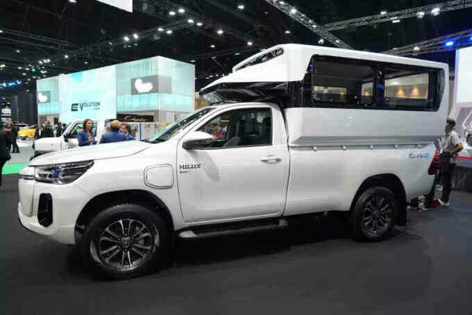 Toyota giới thiệu Hilux chạy điện chuyên chở khách