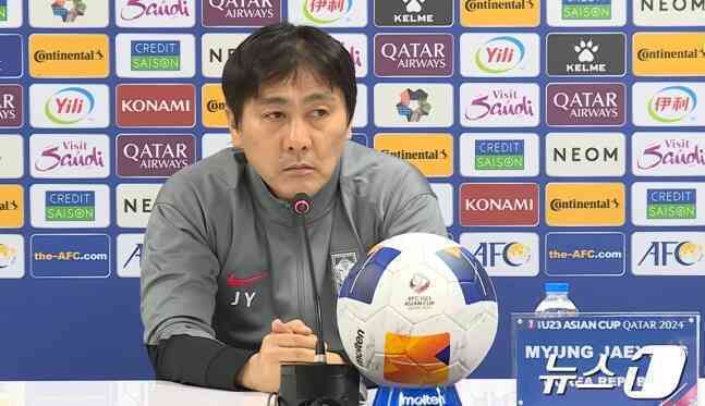 HLV U23 Hàn Quốc nhận thẻ đỏ, trợ lý nói về trận thua U23 Indonesia