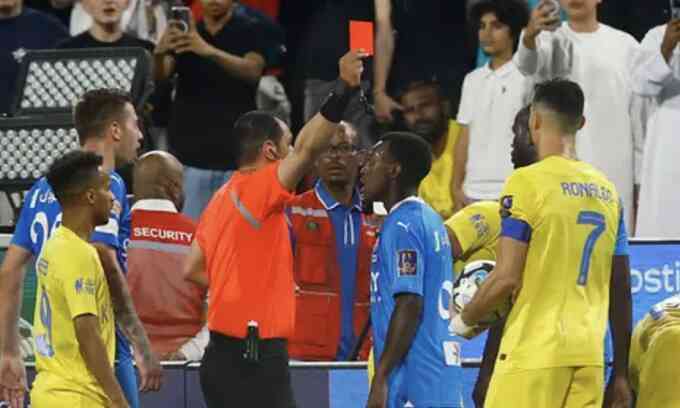 HLV Al Nassr: `Đối thủ ăn vạ khiến Ronaldo bị đuổi`