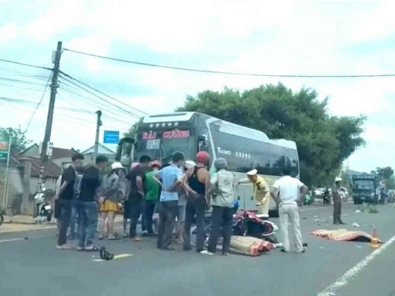 Xe máy đâm đuôi ô tô taxi rồi tai nạn liên hoàn, 4 người thương vong ở Gia Lai