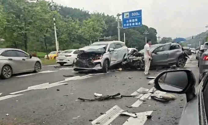 Xe siêu trường mất lái ủn 16 ôtô khác