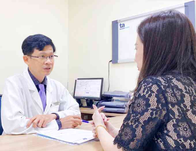 Chặn hai ung thư và tái tạo ngực bằng cuộc mổ `5 trong 1`